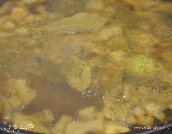 Долить в в овощи бульон, вино и воду. Кинуть лаврушку и тимьян. Посолить и поперчить.