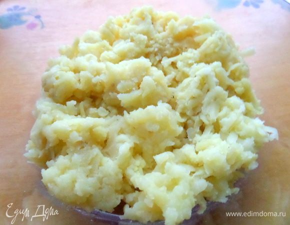 Картофель отвариваем, остужаем, чистим и трём на крупной тёрке плотным слоем на дно, но не весь.