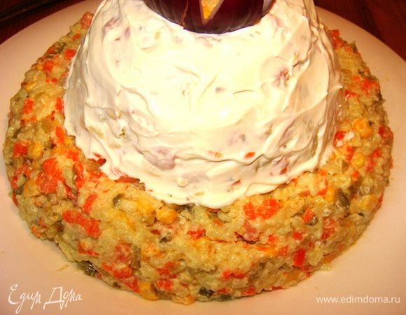 Отварить рис с солью и куркумой. Морковь отварить и порезать мелким кубиком. Креветки разморозить, закипятить, скинуть на друшлаг. Огурцы порезать мелким кубиком. Кукурузу открыть, слить жидкость. У красной луковицы отделить верхний слой и вырезать из него корону. Оствшуюся часть мелко порезать и обдать кипятком. Смешать все ингредиенты, добавить две или три ложки майонеза (много не нужно, только чтобы придать вязкость смеси). Выложить на блюдо большой ложкой или шумовкой нижний слой "шапки", сверху слой меньшим диаметром. Придать форму шапки. Верхний слой слегка обмазать майонезом.