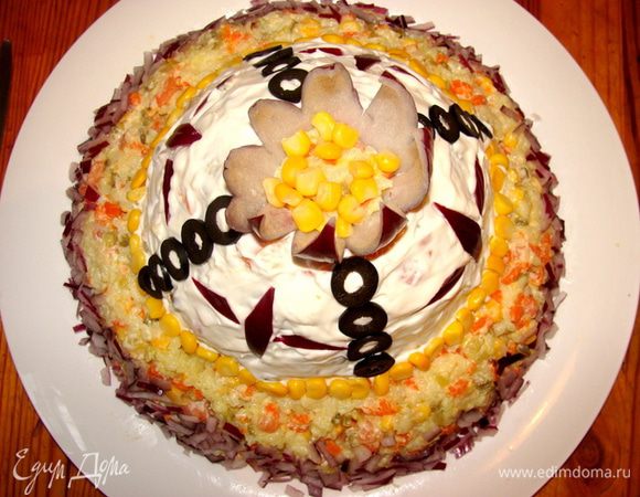 Я использовала кусочки лука, черные маслины и кукурузу. Видела гораздо более сложные рисунки из сладкого перца (царскую символику), горошек, кучу мелких деталей, но я люблю минимализм. Мой вариант получился спонтанный, т.к. на составляющее салата в предлагаемом рецепте я вовсе внимания не обратила... А украшение данного варианта, вытекло именно из ингредиентов входящих в состав. 