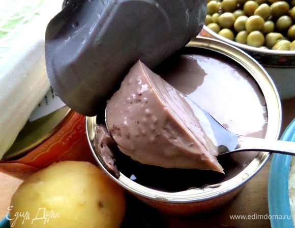 Открываем банку с печёнкой и вынимаем её небольшими кусочками.