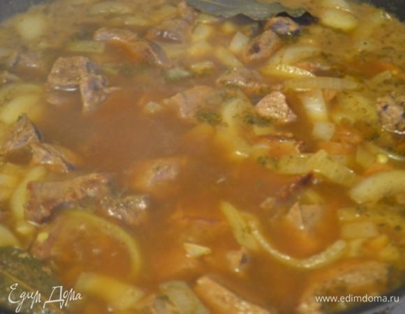 Томить мясо на слабом огне под крышкой примерно час-полтора, оно должно стать совсем мягким и нежным. Попробуйте на соль.