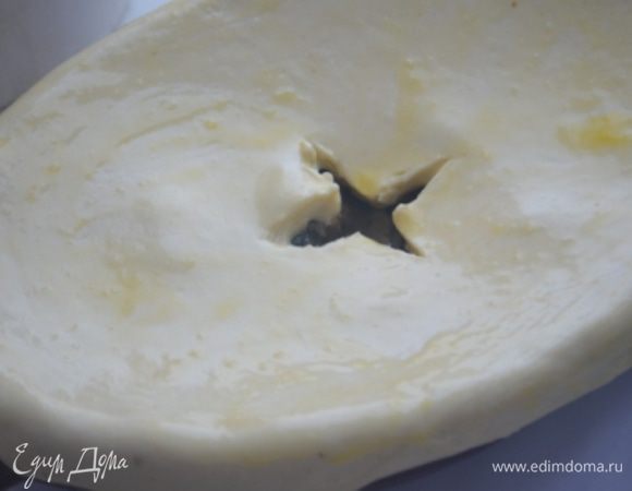 Сверху накрываем тесто и залепляем по краям. Получилась тестяная крышечка. В центре сделать отверстие для выхождения пара. 