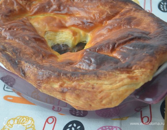 Желток смешать с молоком и щепоткой соли и смазать этим тесто. Выпекать еще 30 минут при 180 гр. Тесто должно стать румяным и хрустящим.