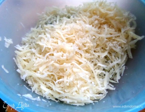 Твёрдый сыр натереть на мелкой тёрке.