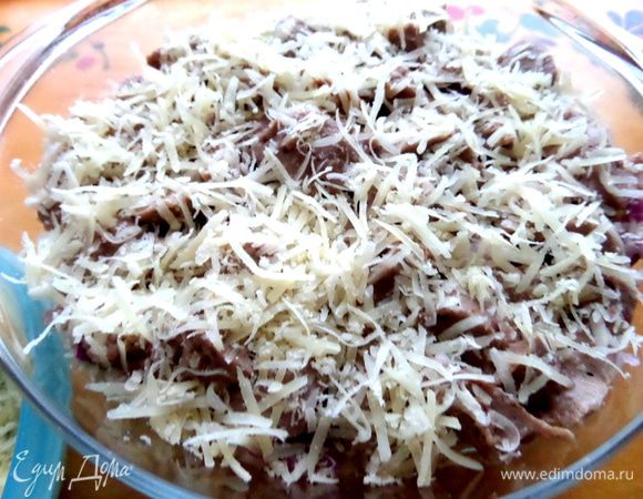 Посыпать слой сыра.