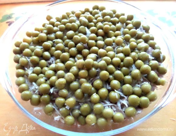 Заключительный слой мне захотелось сделать из горошка, так как зимой приятно смотреть на зелень)))