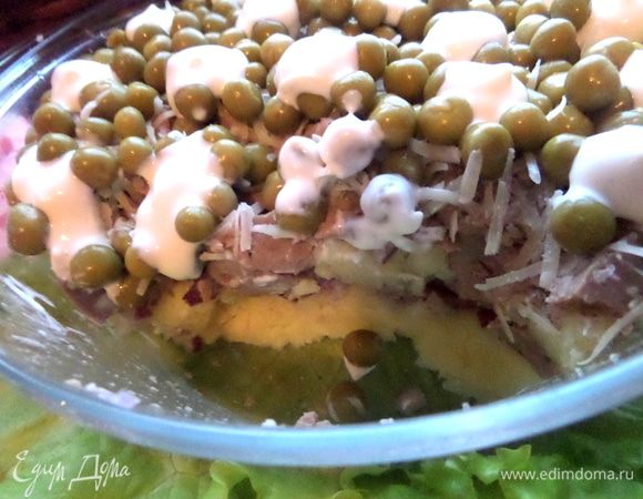 Салат не перемешиваем,а отделяем ложкой на порционную тарелку. Очень вкусно)))