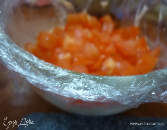 Майонез смешаем с йогуртом, посолим, добавим лимонный сок. Выбираем подходящую салатницу или большую пиалу, выстилаем ее изнутри пищевой пленкой и немного смазываем растительным маслом. На дно в качестве украшения кладем порезанную кружочками оливки, потом натертый сыр, промажем соусом. Сверху покрошим помидор.