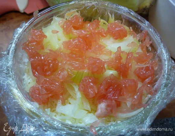 Помидорки прослоим соусом, сверху сыр, лучок, соус... а теперь - грейпфрут. Я покрошила его руками, чтоб меньше сока утекло. К грейпфруту добавляем уточку, снова соус, а теперь фасоль. Эффектнее смотрится красная, но и белая  вписывается великолепно.