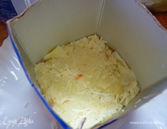 В качестве сервировочного кольца - коробка от сливок. Картошечку натереть, утрамбовать на донышко, полить соусом, положить лучок и немного сыра, и снова соус.