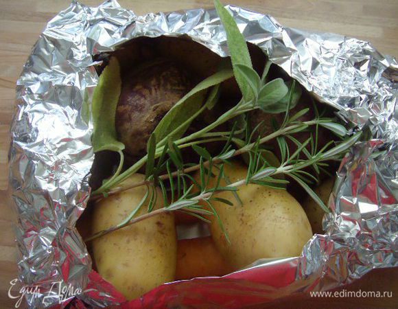 Овощи завернуть в фольгу и запечь в духовке, при температуре 180°C до готовности. В фольгу можно добавить травки. Также овощи можно отварить в пароварке.