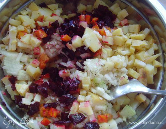 Свеклу, картофель и морковь остудить и очистить от кожуры. Нарезать овощи небольшими кубиками. Огурцы нарезать кубиками, лук очистить и мелко нарезать. Смешать свеклу, картофель, морковь и лук в миске, полить маслом, поперчить. Люблю смешивать все овощи сразу, так свекла охотнее отдает свой великолепный цвет другим овощам. В конце добавить огурцы и посолить салат.