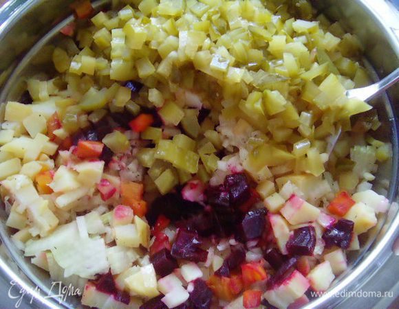 Дать несколько часов настояться. Винегрет с огурцами получается хрустящим, ароматным и очень аппетитным! 