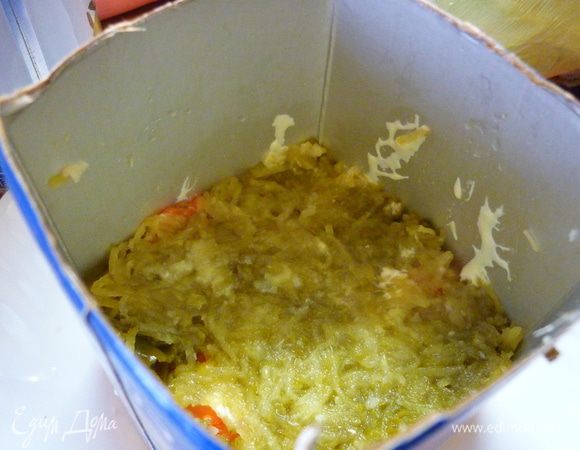 А теперь тертую морковку, соленый огурчик тоже натираем. и соус.