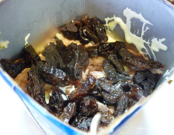 А теперь мясо и чернослив.Яблочко натрем на мелкой терке.  Посоусим.Сыр. Укроп мелко порубим и припорошим.