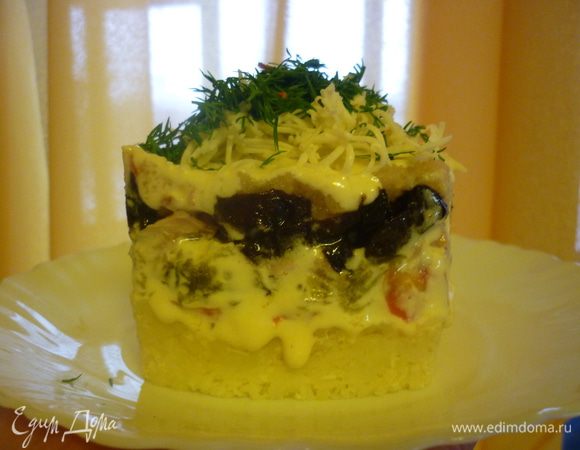 А теперь прочь оковы коробочки. Салат что надо. Очень сытный. А горчичка...кто любит поострее - специально для вас.