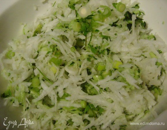 Редьку и огурец ( огурец должен быть большой или несколько мелких в соотношении к редьке 1:1) натереть на крупной тёрке, смешать с луком и зеленью. Посолить, полить маслом и соком лимона. Подавать сразу, т.к. продукты пустят много сока. 