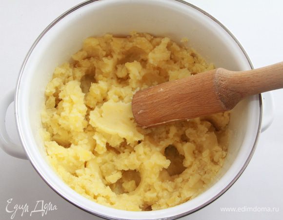 Помять толкушкой, посолить (неполная чайная ложка, без верха), поперчить.