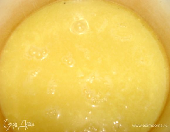 Так выглядит основа для супа. Её 4 литра, плюс еще можно добавить воды в том случае, если соли больше чем нужно. При приготовлении сыра, добавляется куркума и базилик, так что этими вкусами и ароматами наша основа снабжена достаточно и больше ни каких приправ использовать не нужно. Так же, я оставляю немного сырной массы для этого супа со дна кастрюли.