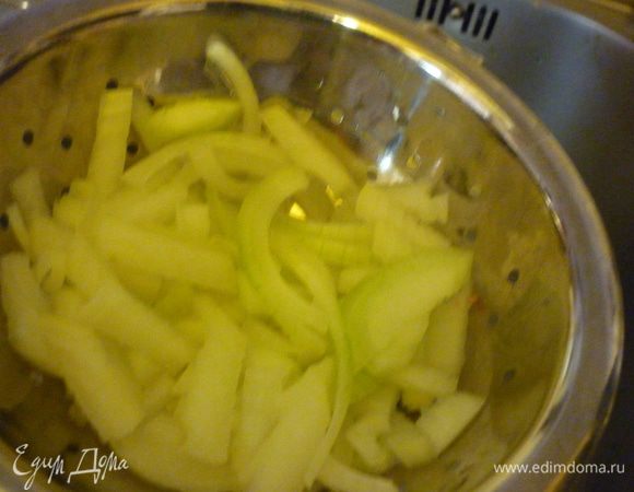 Лук нарезать, обдать кипятком.