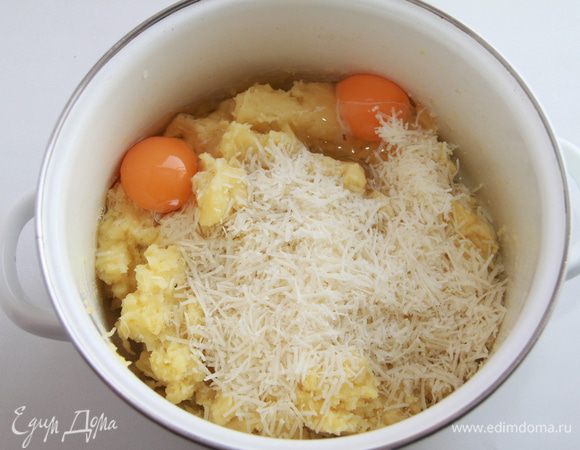 Добавить мелко тёртый пармезан, яйца, перемешать.