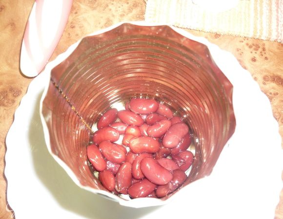 Среди обилия сервировочных форм выбираем самую привлекательную. На дно идет фасоль.