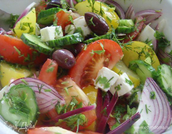 Все ингредиенты нарезать ломтиками (помидоры), кружечками (огурец), скибками (лук), кубиками (фету). Сложить в миску, добавить маслины, мелко нарубленную зелень. Перед подачей полить заправкой, аккуратно перемешать и посыпать сверху свежемолотым черным перцем. Приятного аппетита!!