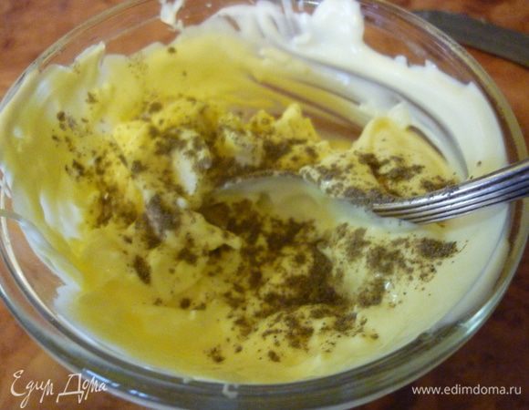 Майонез посолить и поперчить., смешать с натертым сыром.