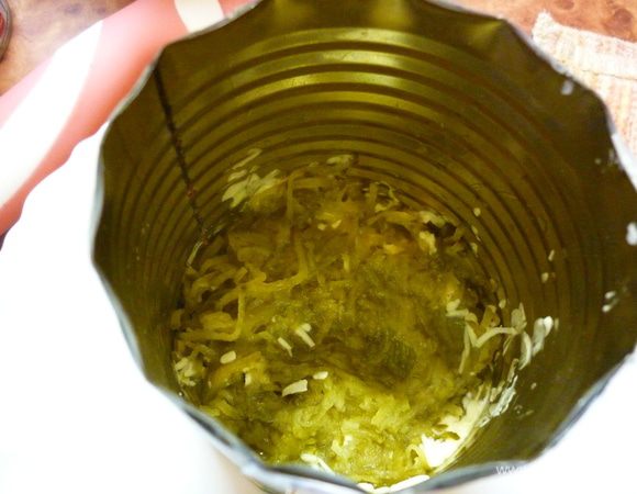 Фасоль промайонезить, положить ,лук, натереть огурчик. Именно натереть. Лишняя вода при этом утечет , не навредив потом салату. Снова майонез.