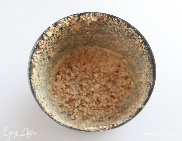 Форму небольшого диаметра (14-16см) обильно смазать сливочным маслом, обсыпать молотыми сухарями (удачно, если от домашнего хлеба).