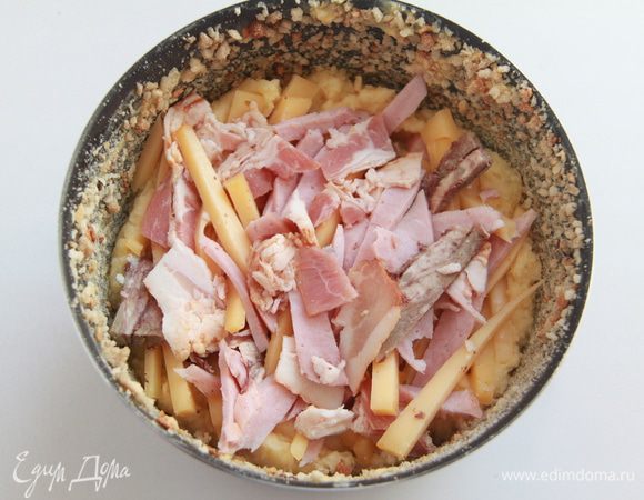 Выложить половину картофельного пюре, затем смесь сыра и мяса, придавить.