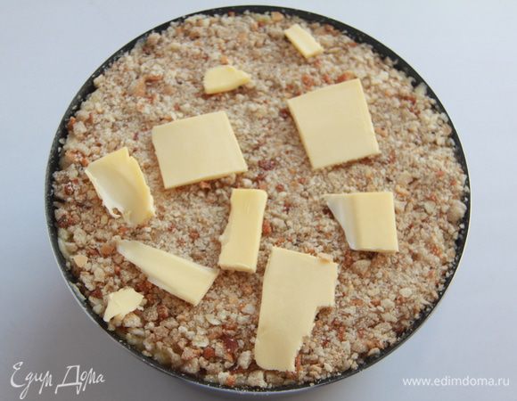 Далее выложить оставшееся пюре, обильно присыпать сухарями. Сверху выложить кусочки масла. Выпекать при 180*С примерно 25-30 минут.