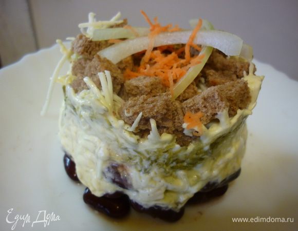 Сервировочное кольцо аккуратно снимаем,  украшаем по-студенчески луком и остатками морковки. Не смотря на скромный внешний вид, отсутствие мяса и присутствие хлеба, салат очень нежен и приятен на вкус. вспомним молодость...