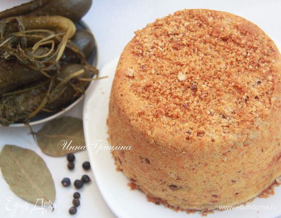 Вынуть пирог из духовки и дать ему постоять в форме полчаса. Затем перевернуть на блюдо.