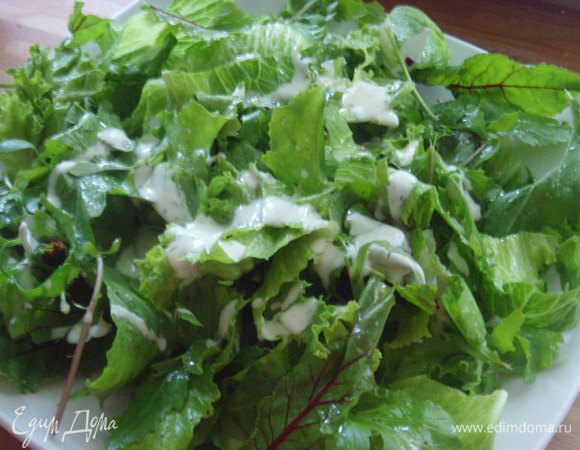 Смешать все ингредиенты для салатной заправки. На блюдо выложить салатный микс (рукола, мангольд, корн и т.д. по вашему желанию) и полить небольшим количеством заправки.