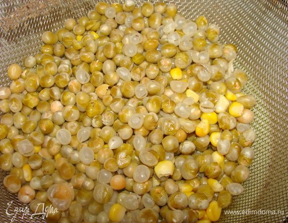 У меня был горошек консервированный для тушения и жарки, он более плотный. Я его отварила в мясном бульоне поместив в друшлаг. Больше мясной бульон на не понадобится, его можно оставить для других целей.