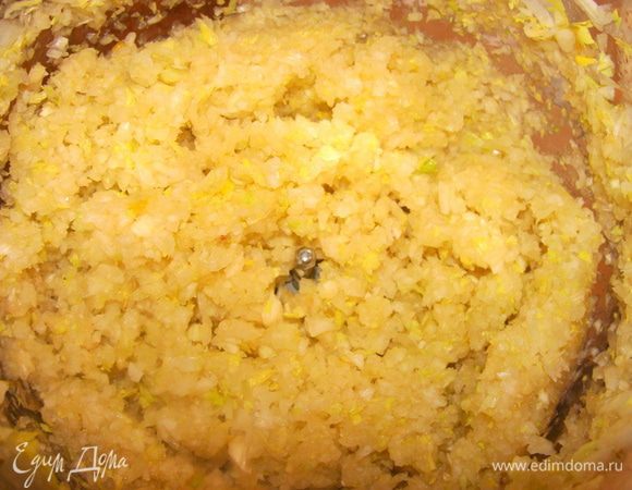 Стебли сельдерея измельчить в блендере.