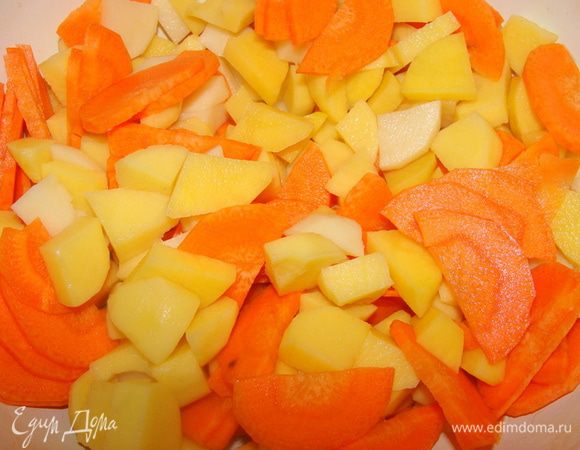 Картофель и морковь порезать. Опустить в кипящий сырный бульон, дать закипеть, проварить пять минут, добавить горошек и сельдерей. Варить до готовности. Добавить мясо и проварить еще пару  минут, потом можно добавить зелень по вкусу.