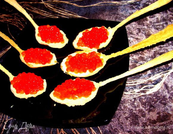 Часть ложечек намазать маслом и заполнить икрой.