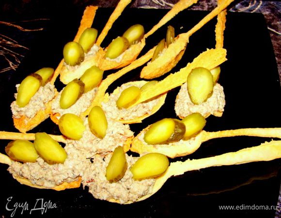 Масло из шпрот слить, размять их вилкой, добавить чуточку майонеза. Заполнить этой смесью другую часть ложечек, воткнуть по два кусочка маринованного корнишона. И радовать себя и гостей в первую очередь!