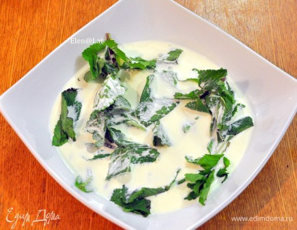 Пучок мяты залить очень горячими сливками и оставить настаиваться час-два.