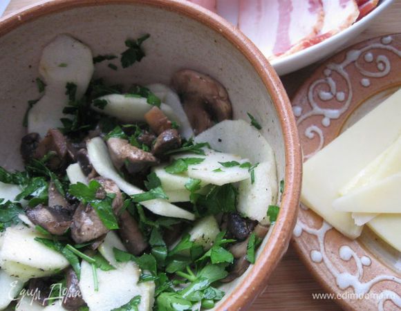 Начинку (грибы, яблоко, петрушку) перемешать, посолить, поперчить.