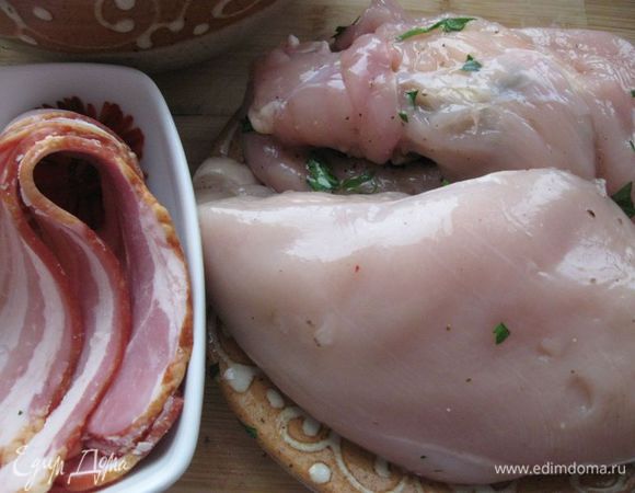 В "карманы" поместить по 2 кусочка сыра, остальное пространство наполнить начинкой.