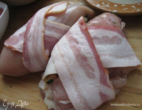 Обернуть филе беконом крест – накрест, положив по 2 кусочка бекона на каждое филе. Посыпать кунжутом. Разогреть сковородку с маслом, положить филе, обжарить. 