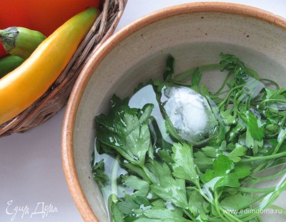 Оставшиеся яблоки не чистить,  разрезать на восьмушки, удалить семена. Да, вот еще. Если петрушка у вас «приуныла», можете ее реанимировать в холодной воде со льдом. Примерно 20 минут будет достаточно.