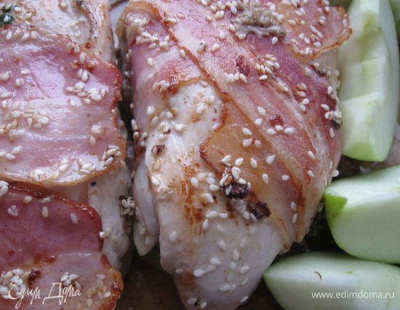 Духовку разогреть до 220 градусов.  Дно формы с низкими бортами  обмазать маслом, поместить филе, дольки яблок. 