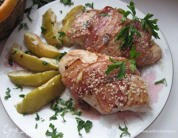 Поливать периодически выделяющимся соком. Через 30 минут духовку выключить. Сервировать, украсив долками печеного яблока и измельченной петрушкой. 
Приятного аппетита!