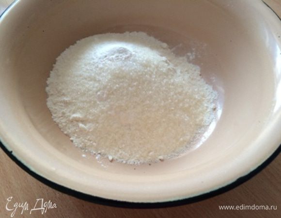 Муку, сахар, разрыхлитель, соль смешать.