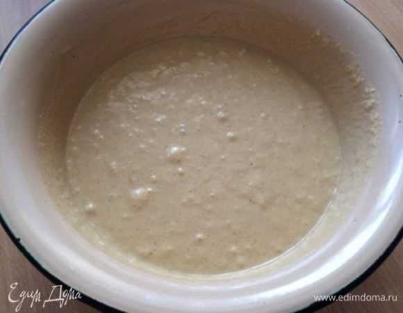 Яйцо чуть взбить, добавить туда пиво и растопленное масло. Смешать с сухой смесью. Комочки не убирать. Дать постоять 20 минут. Жарить.